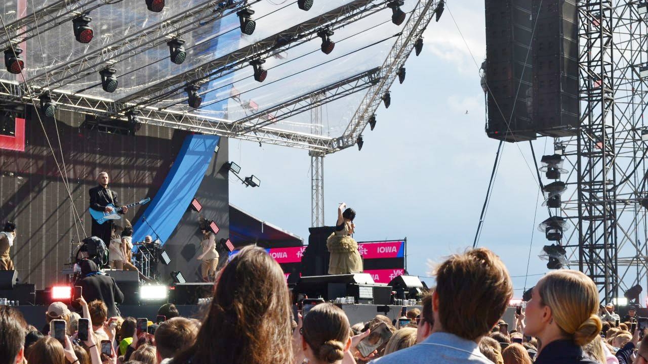 Проливной дождь не помешал гостям VK Fest-2025 подпевать любимым артистам