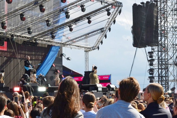 Проливной дождь не помешал гостям VK Fest-2025 подпевать любимым артистам