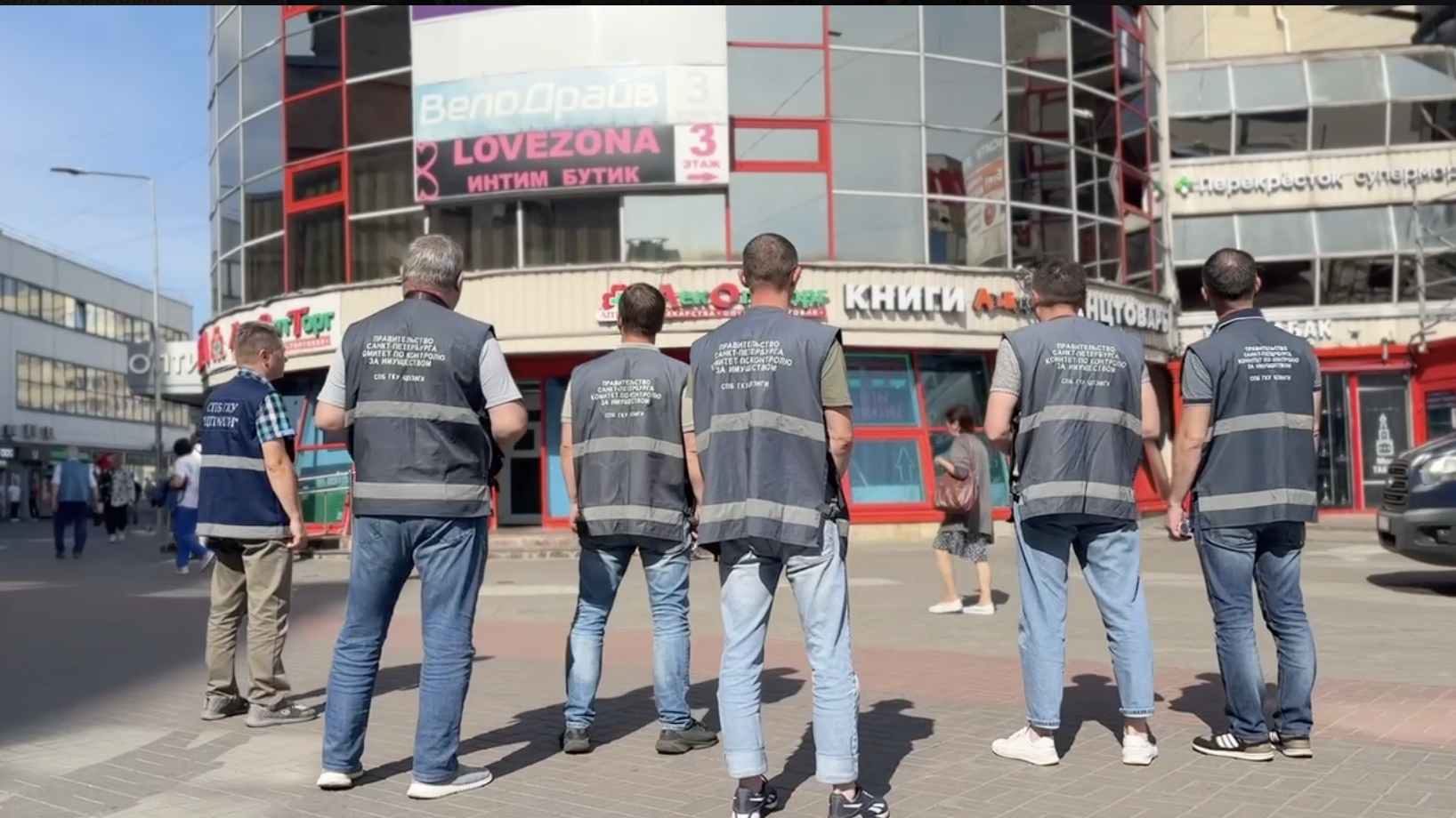 У «Приморской» начали сносить ТЦ