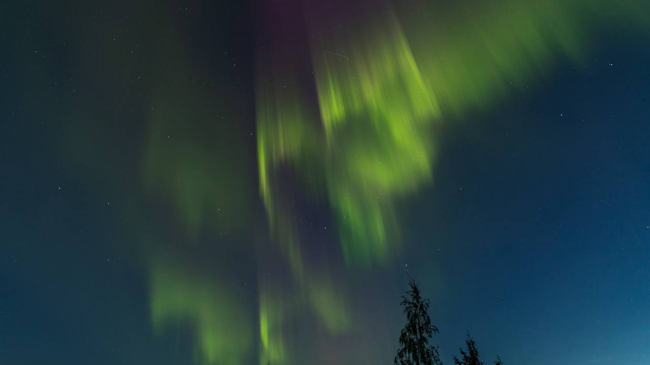 Жители Парнаса полюбовались Северным сиянием над собственными дворами