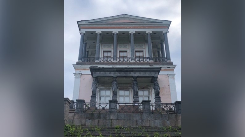 Никому не нужен? Жители Петергофа возмутились баскетбольной площадкой у Бельведера