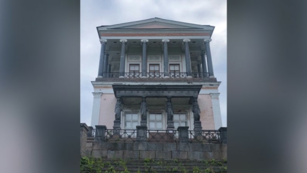 Никому не нужен? Жители Петергофа возмутились баскетбольной площадкой у Бельведера