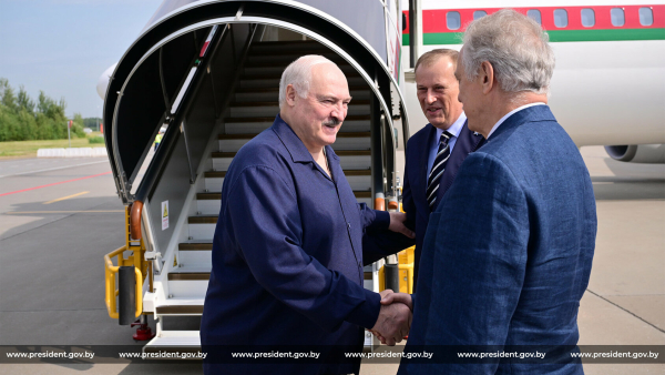 Лукашенко прибыл в Петербург для встречи с Путиным