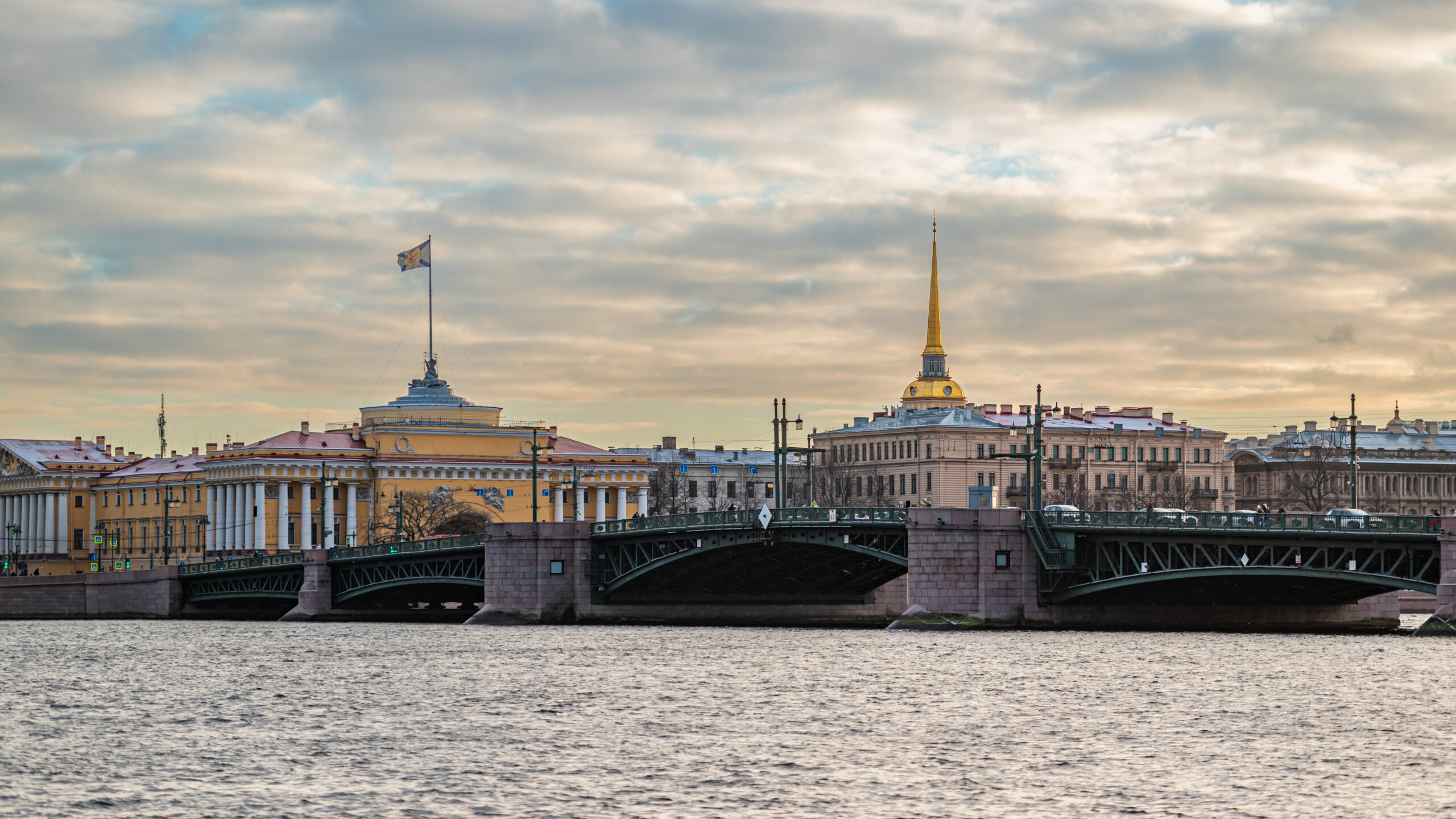 Дворцовый мост в Петербурге закроют на ремонт до 15 октября