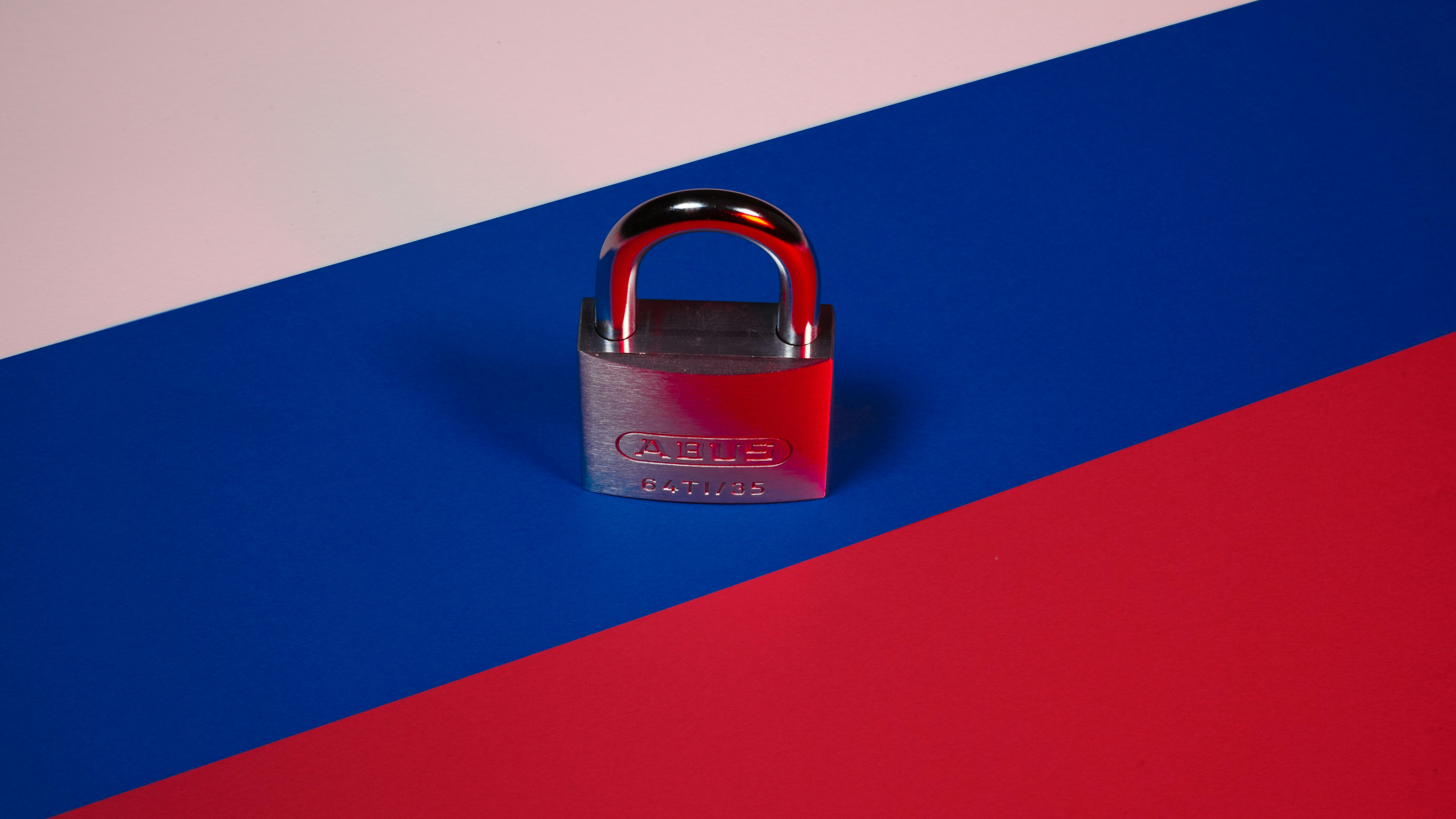 Роскомнадзор ограничивает звонки в Telegram и WhatsApp*