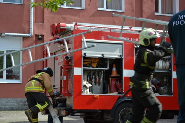 В Луге пожарные десять часов тушили пожар в гараже