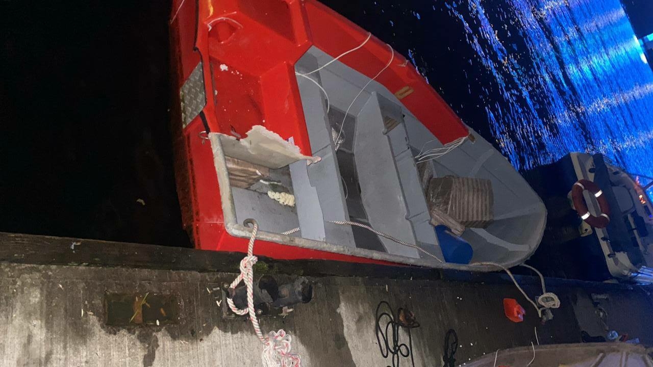 У Яхтенного моста перевернулось судно после столкновения с катером