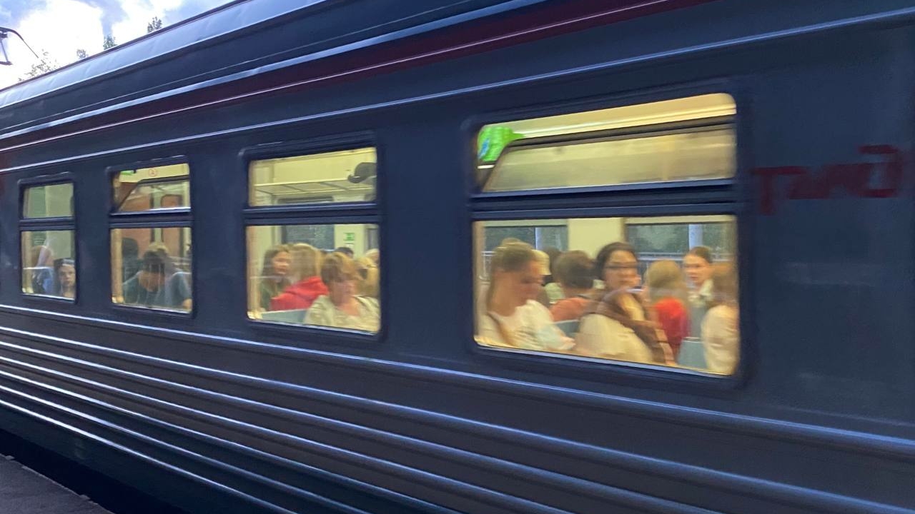 Электрички задерживаются более чем на час на участке от Новой Деревни до Лисьего Носа
