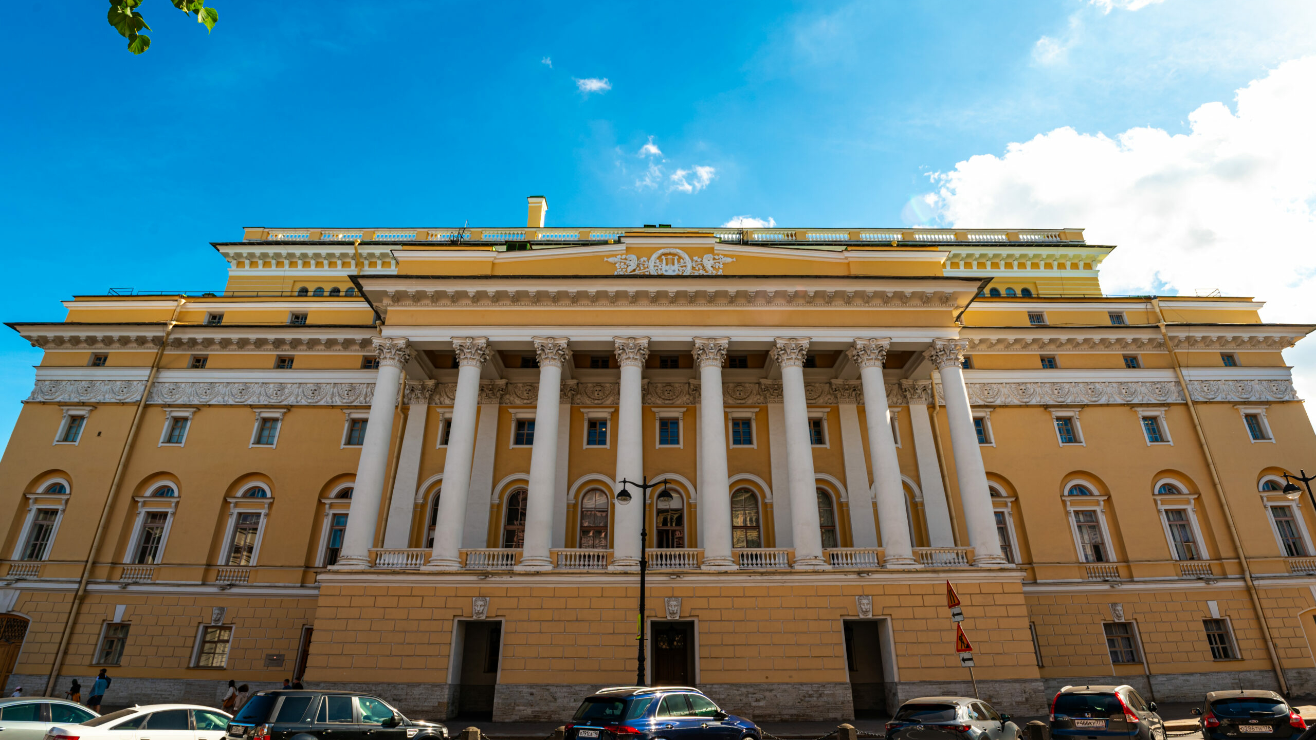 В Петербурге финалисты Digital Rain представили работы на фасаде Александринки