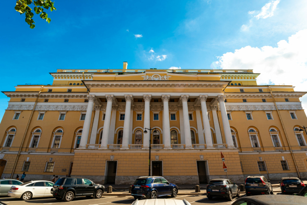 В Петербурге финалисты Digital Rain представили работы на фасаде Александринки