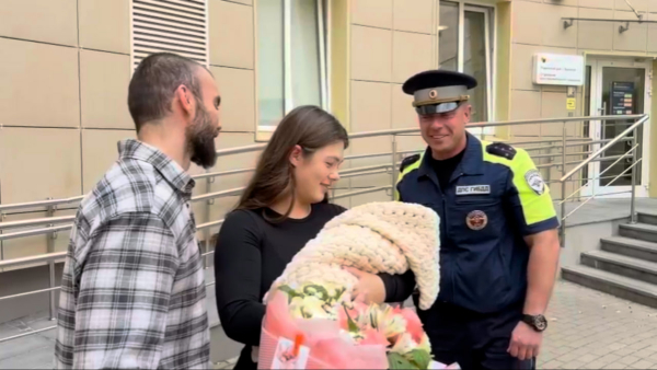 В Петербурге инспектор ДПС помог роженице доехать до роддома через пробки
