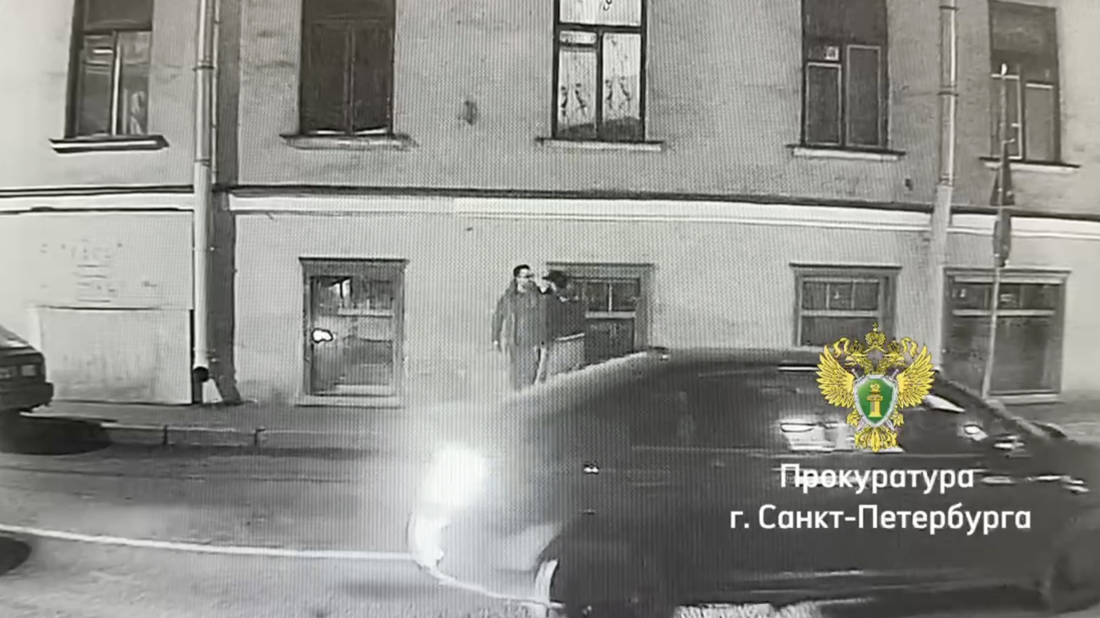 У нетрезвых петербуржцев крали телефоны через объятия