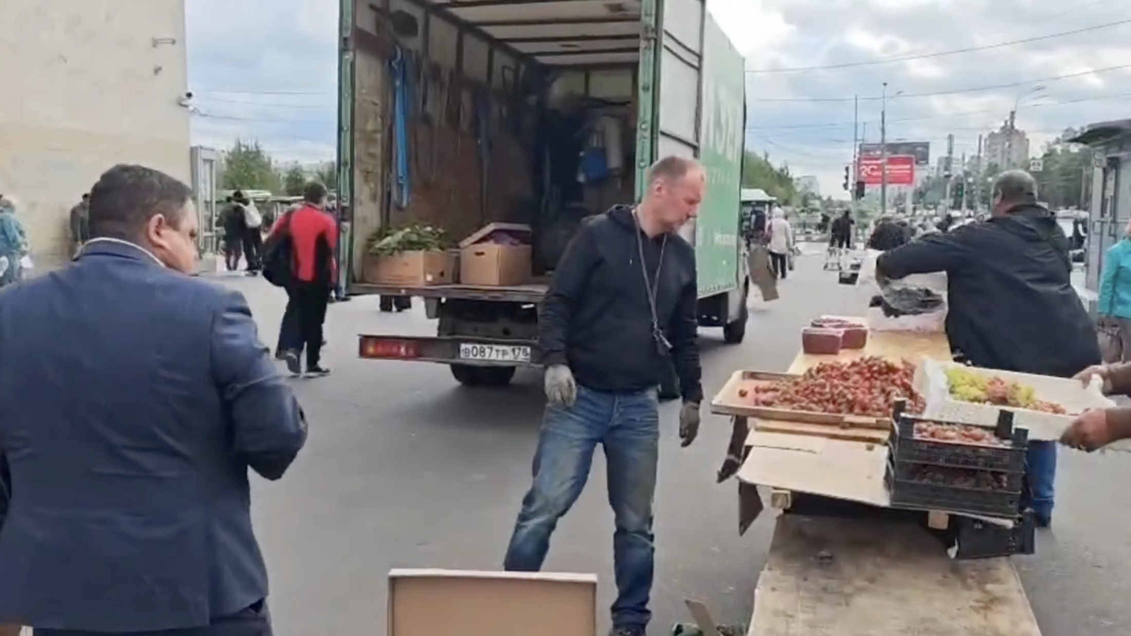 В Петербурге изъяли 300 кг овощей и фруктов с незаконных точек продаж