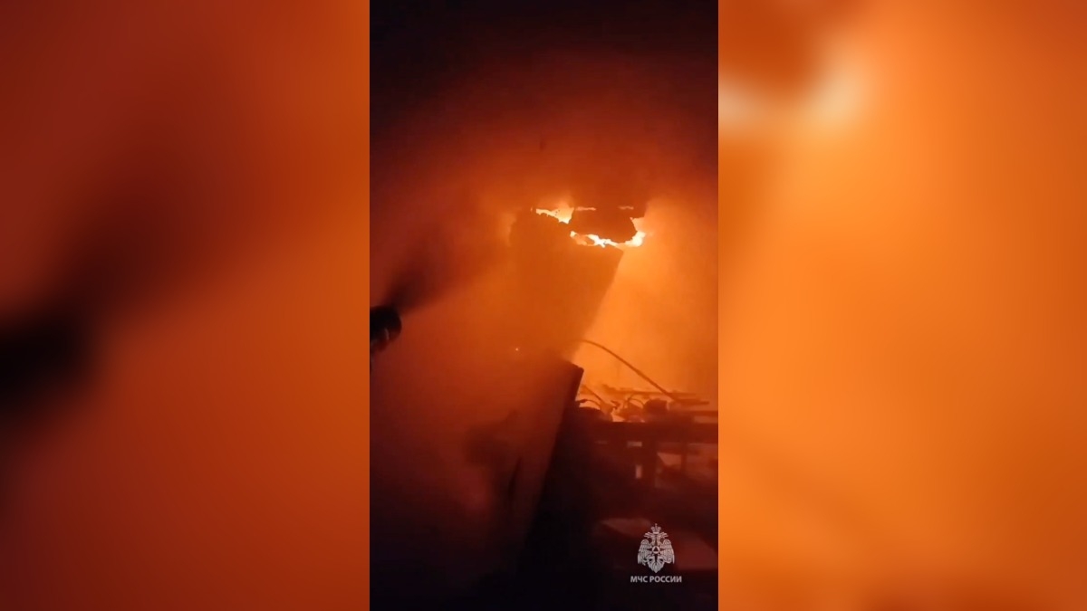 Пожарные потушили крупный пожар в производственном здании Петербурга