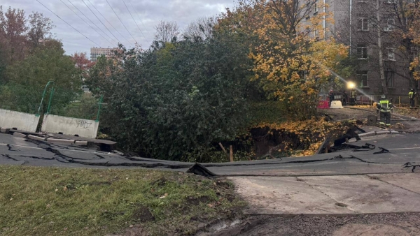 СК проводит проверку после провала грунта у жилого дома на севере Петербурга