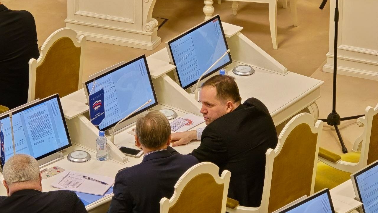 Депутаты ЗакСа обсудили регулирование выгула собак и борьбу с никотином