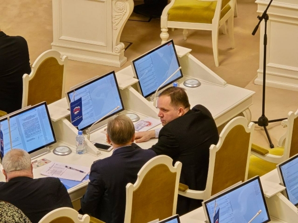 Депутаты ЗакСа обсудили регулирование выгула собак и борьбу с никотином