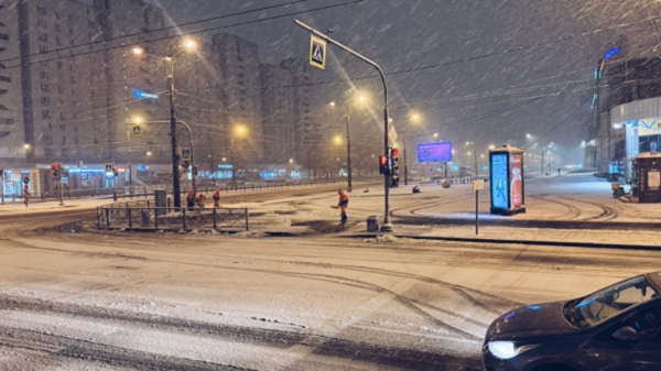 Петербургские коммунальщики после метели расчистили городские улицы и вывезли снег