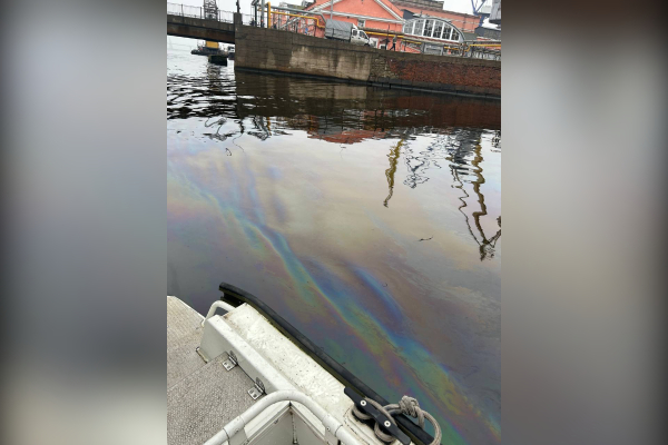 Фонтанка покрылась разливами нефти