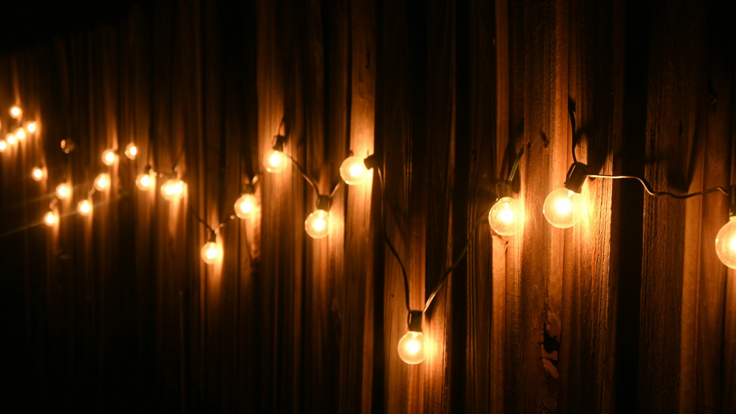 Юрист предупредил о штрафах до 15 тысяч за гирлянды на фасаде