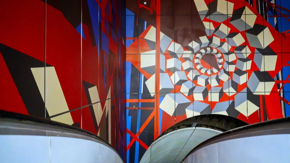 Панно шириной до 15 метров установили на новой станции метро «Путиловская»