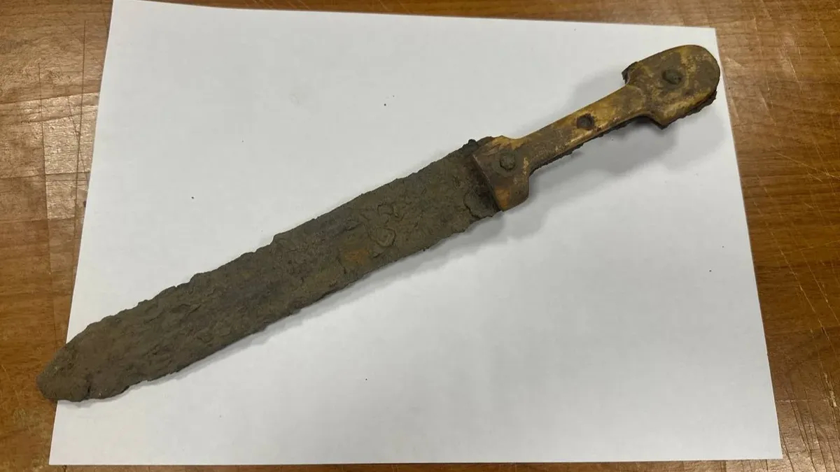 Рабочие нашли в Выборге кинжал XIX века во время укрепления вала