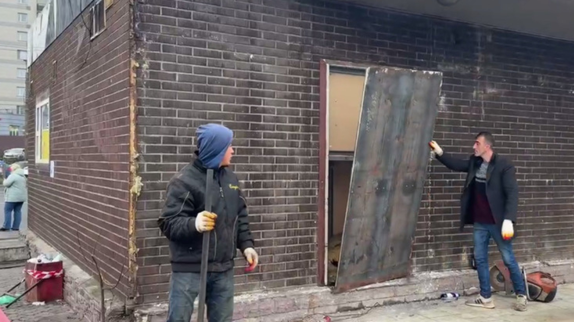 На проспекте Славы начали сносить нелегальный торговый павильон