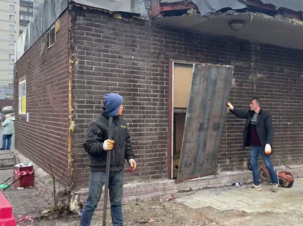 На проспекте Славы начали сносить нелегальный торговый павильон