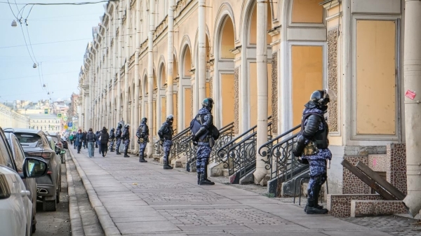 В Апраксином дворе устроили рейд и субботник с демонтажем незаконных прилавков