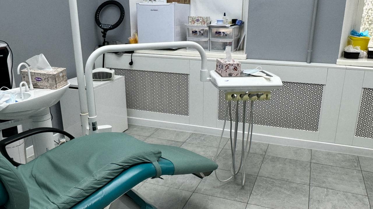 Петербурженка чудом не попала к стоматологу после десерта со стеклом из доставки