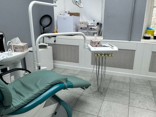 Петербурженка чудом не попала к стоматологу после десерта со стеклом из доставки