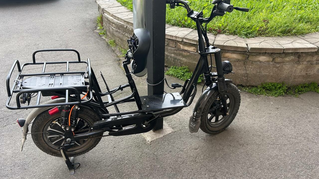 Запрет для мигрантов на работу таксистами и курьерами продлят в Петербурге