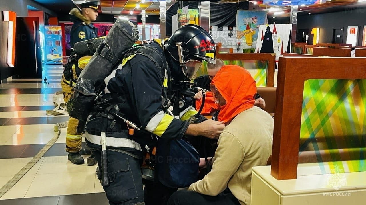 Петербургские спасатели ликвидировали условный пожар на учениях в ТРЦ в Колпино