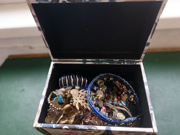 Жители Северной столицы начали покупать больше украшений в интернете