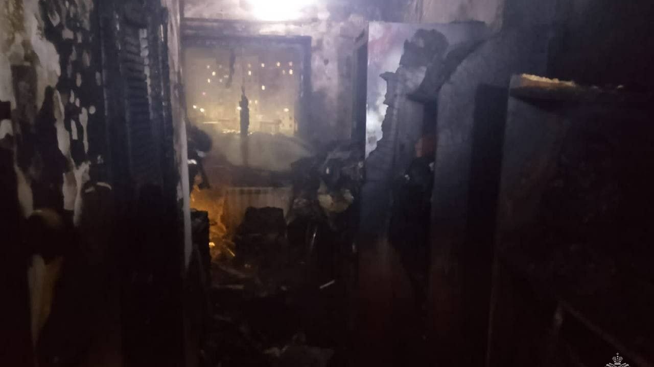 Ленинградские спасатели эвакуировали 8 человек при тушении пожара