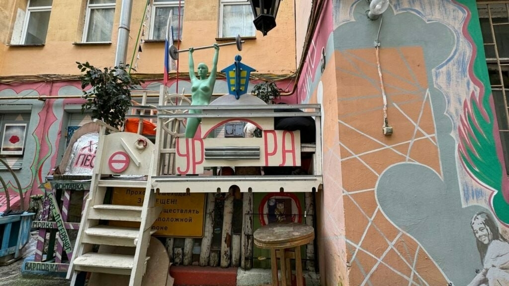 Художник Нельсон сообщил о поджоге своего дворика в центре Петербурга