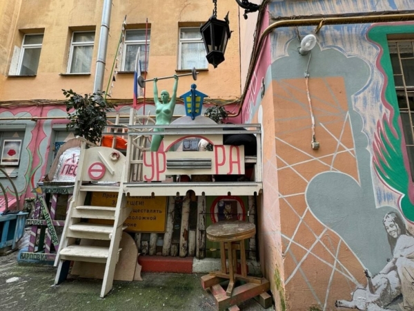 Художник Нельсон сообщил о поджоге своего дворика в центре Петербурга