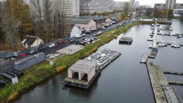 Приплыли: в Галерной Гавани демонтируют плавучие дома