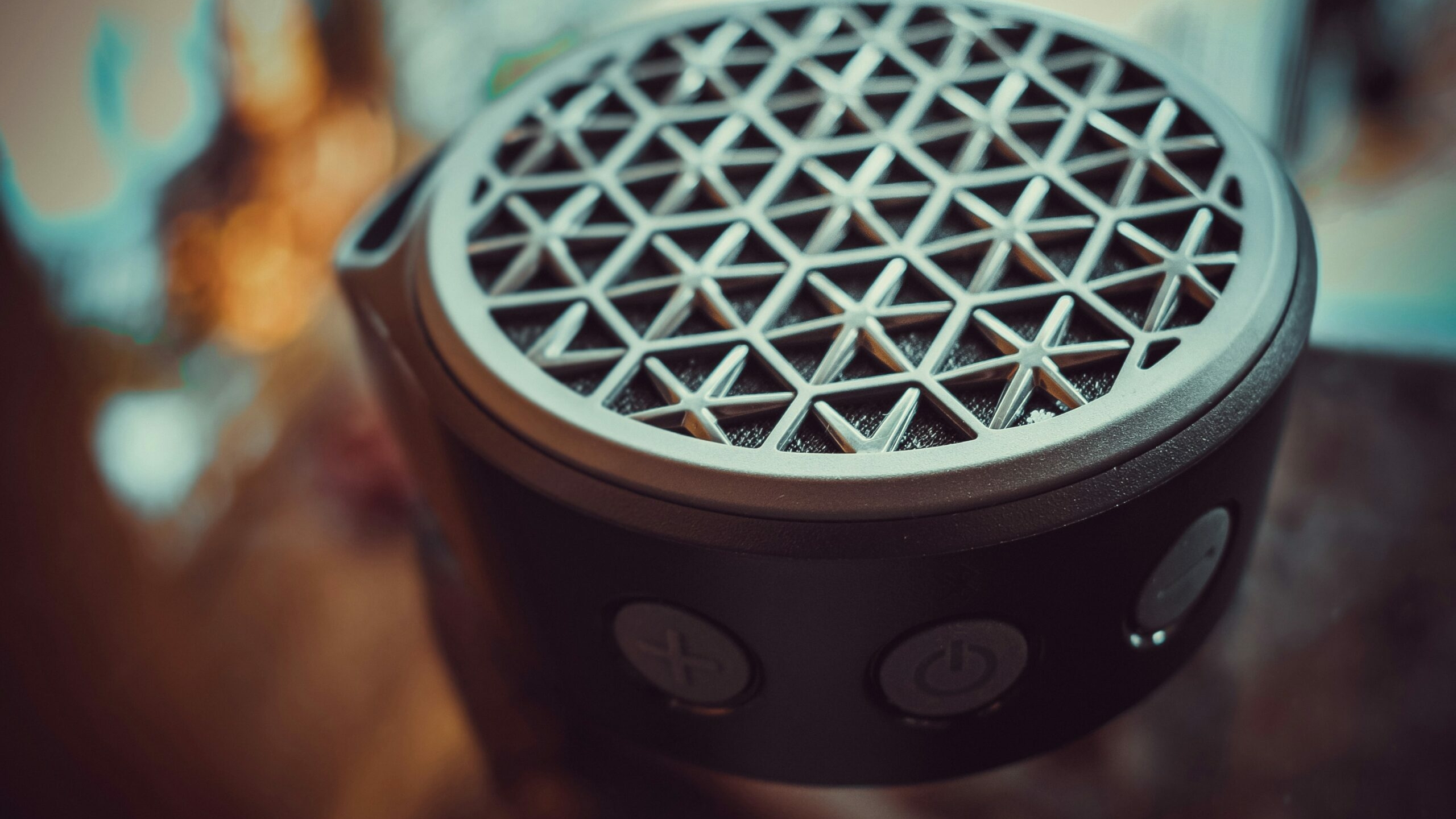 Роскачество призвало отключать микрофоны умных колонок при обсуждении личного