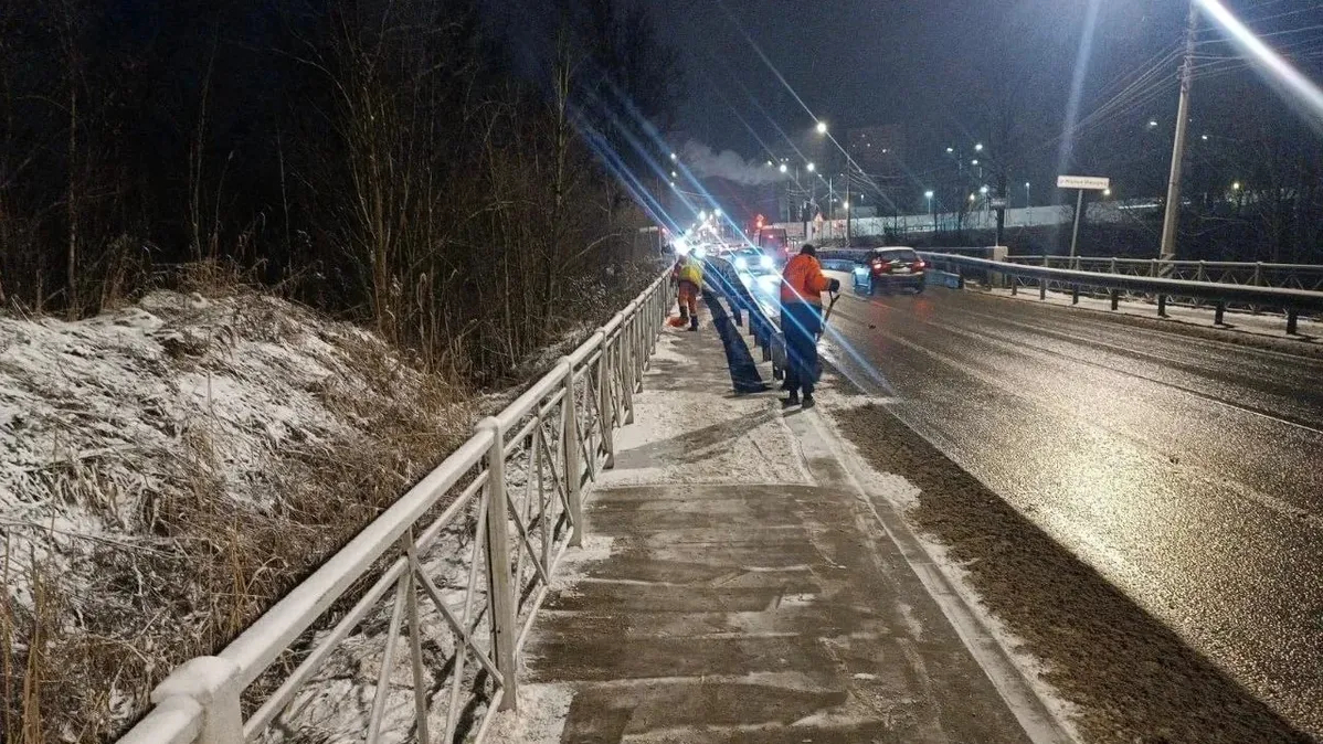 Более тысячи дворников вышли убирать снег на улицах Петербурга