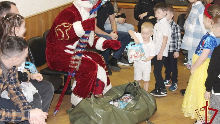 Петербургские росгвардейцы устроили воспитанникам детсада Новый год
