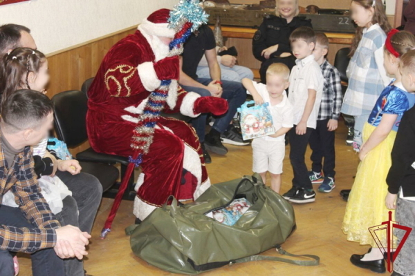 Петербургские росгвардейцы устроили воспитанникам детсада Новый год