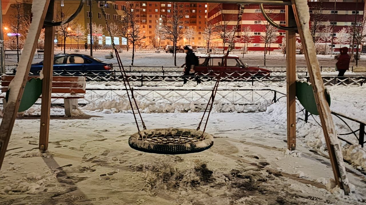 Рядом с детской площадкой в Колпино обнаружили коровьи головы