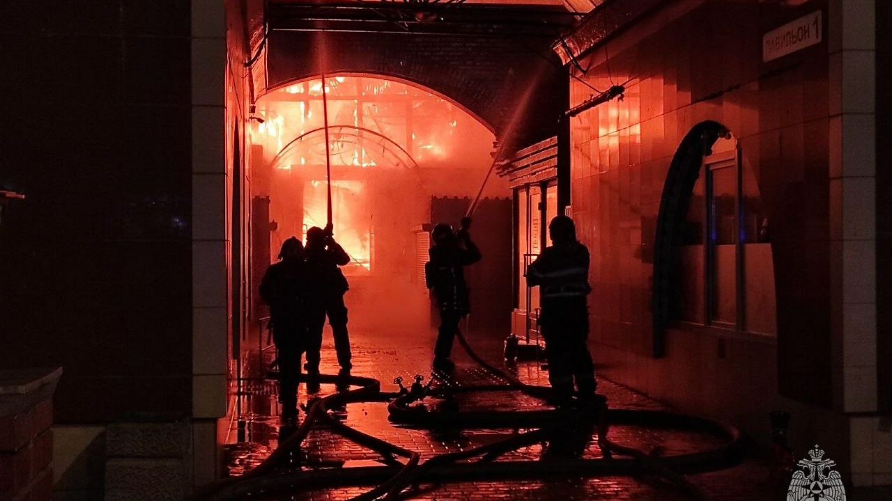 Начавшийся вечером на рынке в Петербурге пожар потушили только к 8 утра