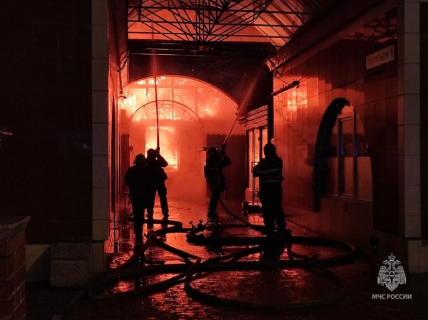 Начавшийся вечером на рынке в Петербурге пожар потушили только к 8 утра