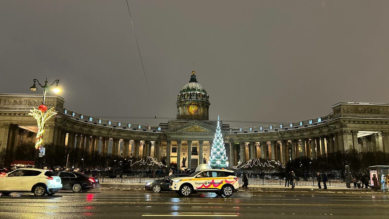 У Казанского собора в Петербурге установили рождественский вертеп под стеклянным куполом