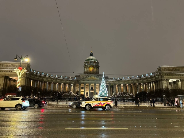 У Казанского собора в Петербурге установили рождественский вертеп под стеклянным куполом