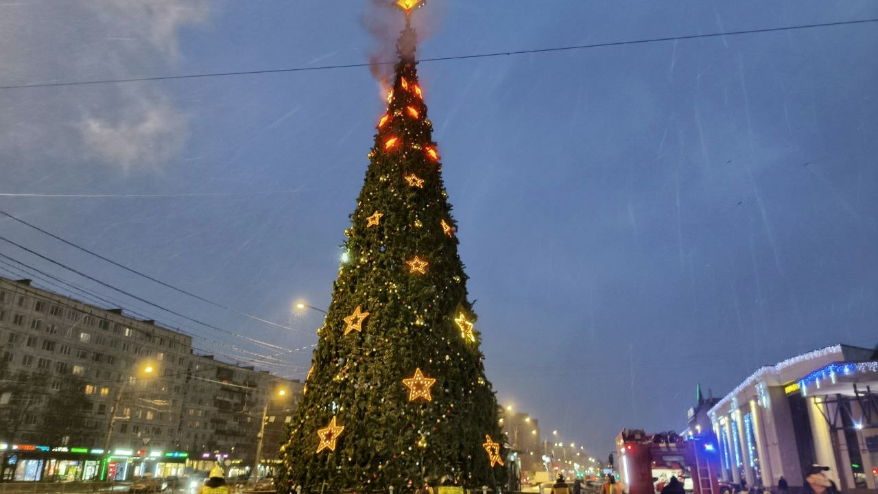 В Петербурге возле метро едва не сгорела елка