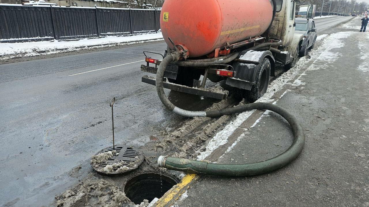 В Красногвардейском районе задержали сбрасывавшего отходы в канализацию нарушителя