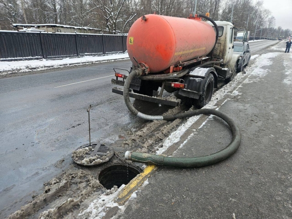 В Красногвардейском районе задержали сбрасывавшего отходы в канализацию нарушителя